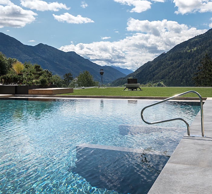 Outdoor pool Lefay eco spa healthista